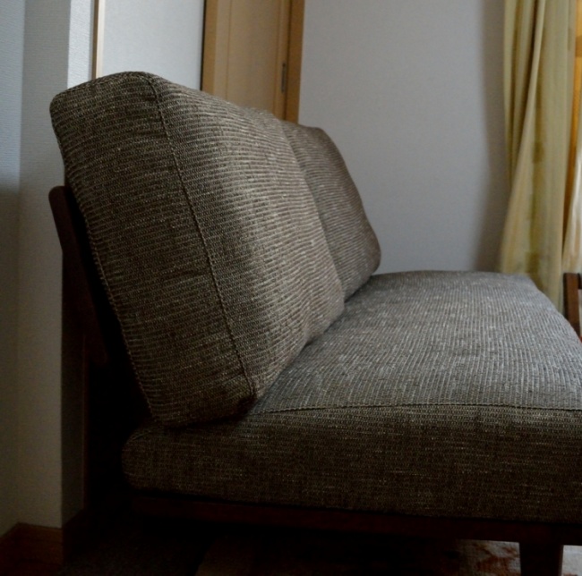 ウォールナット無垢材のソファ、アームレス