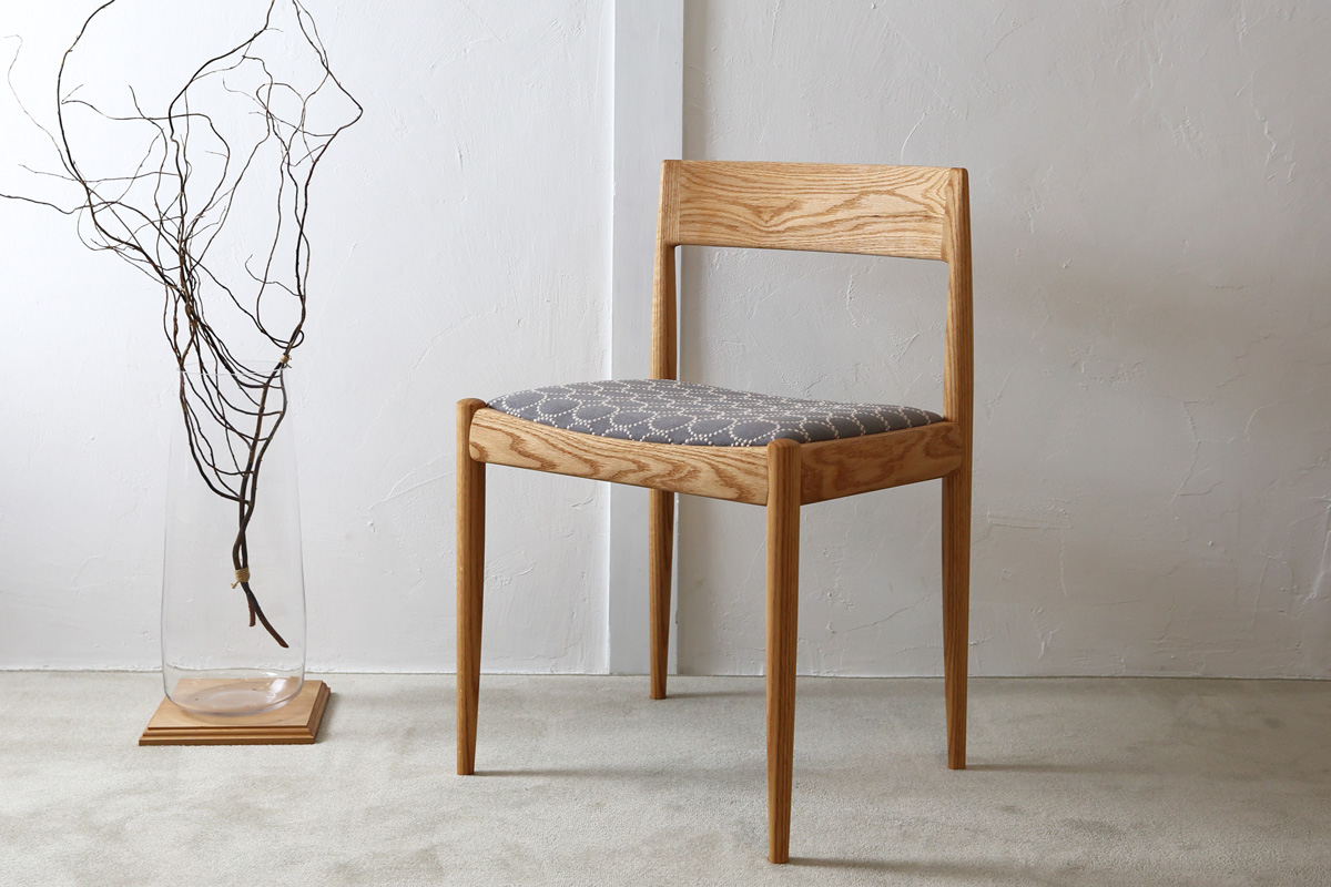 ミナペルホネン生地張りの宮崎椅子製作所4110チェア