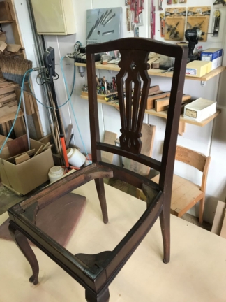 北野異人館で使われていたアンティークチェアの修理と張り替えの作業中