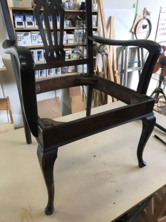 北野異人館で使われていたアンティークチェアの修理と張り替えの作業中