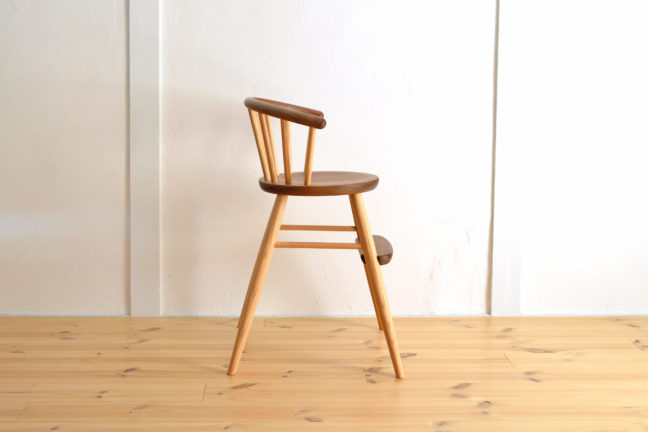 木製の子ども椅子