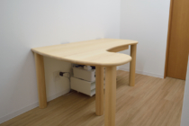 豆型テーブルの診察机