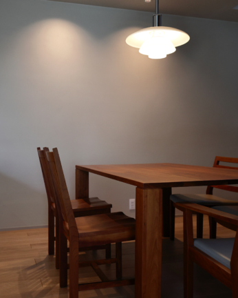 再塗装修理をおこなったシャルドネのダイニングテーブルと椅子