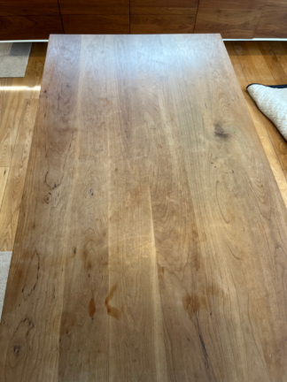 再塗装修理前のシャルドネのダイニングテーブル。傷や染みがある状態