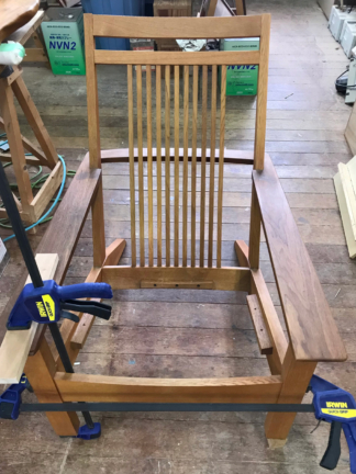 修理作業中の柏木工のソファ