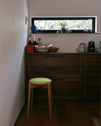 キッチンに置かれた、日進木工のトイスツール。ミナペルホネンのタンバリン生地の座面。窓の外に桜が見える春の風景。