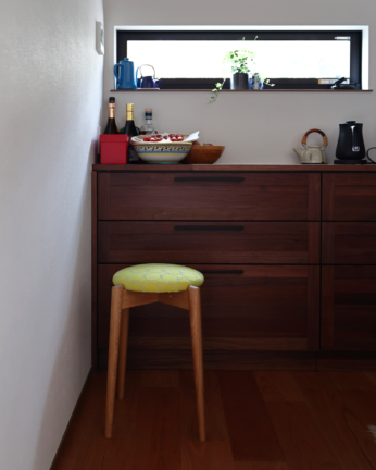 キッチンに置かれた、日進木工のトイスツール。ミナペルホネンのタンバリン生地の座面にピントをあわせ、窓の外に桜はぼやけている。