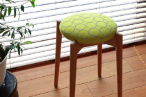 ミナペルホネンのタンバリン生地張りの、日進木工のトイスツール。オーク無垢材のフレームと丸い座面。