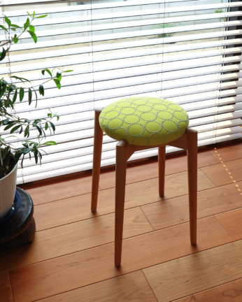 日進木工トイスツール。ミナペルホネンのタンバリン生地張り。