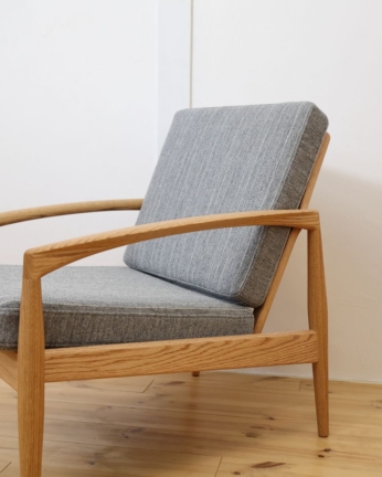 ペーパーナイフソファのアーム部分のクローズアップ。シャープで滑らかな木部の質感が際立ち、カイ・クリスチャンセンのデザインの特徴が伝わるディテール写真。