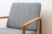宮崎椅子製作所のペーパーナイフソファ1人掛け(オーク材)に、グレーのデンマーク製ストライプ生地の張地クッションを合わせている様子のアイキャッチ画像