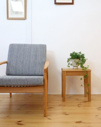 カイ・クリスチャンセンデザイン、宮崎椅子製作所のペーパーナイフソファ1人掛けとサイドテーブル、植物を合わせた北欧インテリアの空間