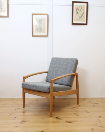 カイ・クリスチャンセンと宮崎椅子製作所のペーパーナイフソファ1人掛け(オーク材)の全体像。シャープなフレームとやわらかな曲線が美しく、北欧デザインらしいラインがよく分かる写真。