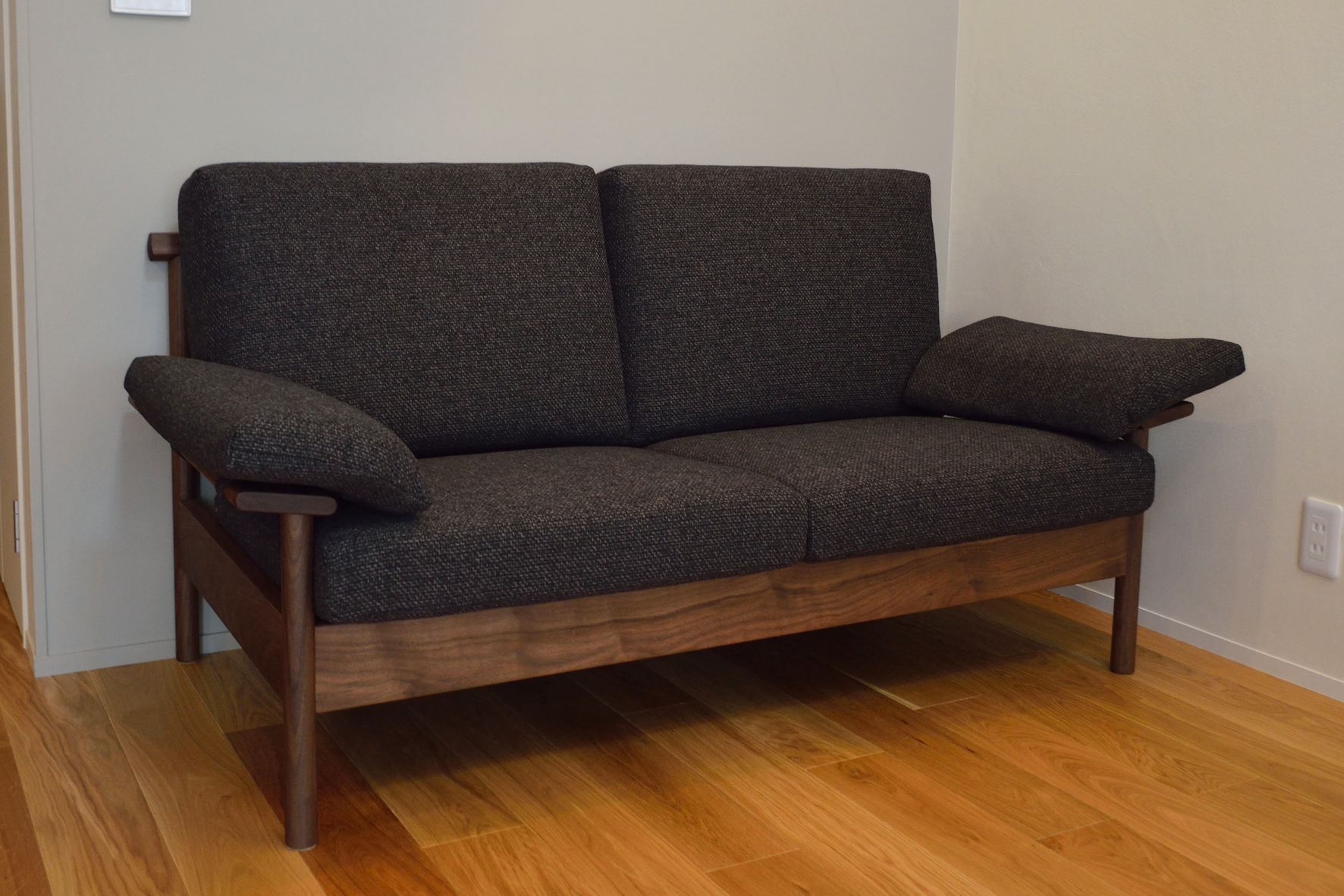 sofa_walnut01_slant 神戸の家具屋【cachito furniture】一枚板・オーダー家具・無垢材の家具・修理など