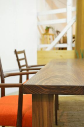 ウォールナット無垢材テーブルと日進木工椅子
